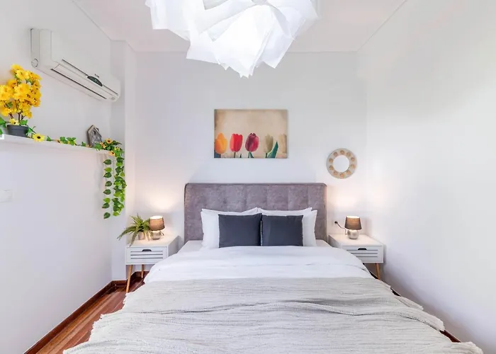Modern Escape Near Riviera & Niarchos Foundation!