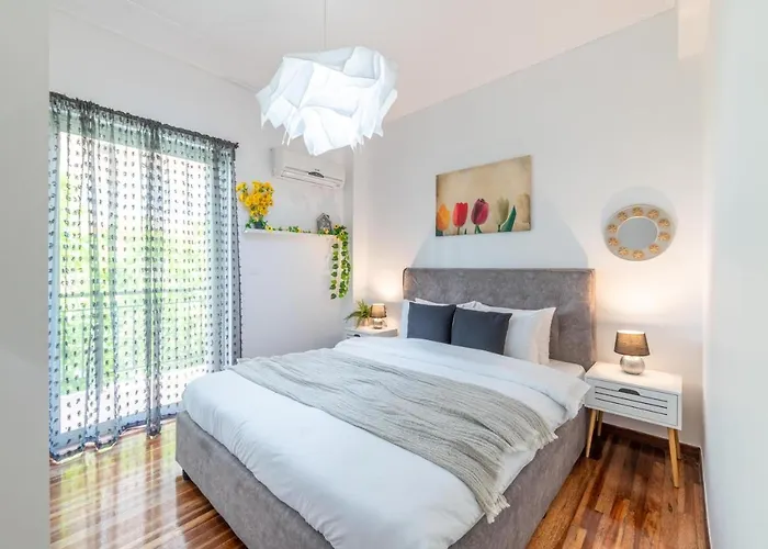 Modern Escape Near Riviera & Niarchos Foundation!